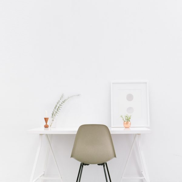 Blanco minimalista en muebles para espacios reducidos