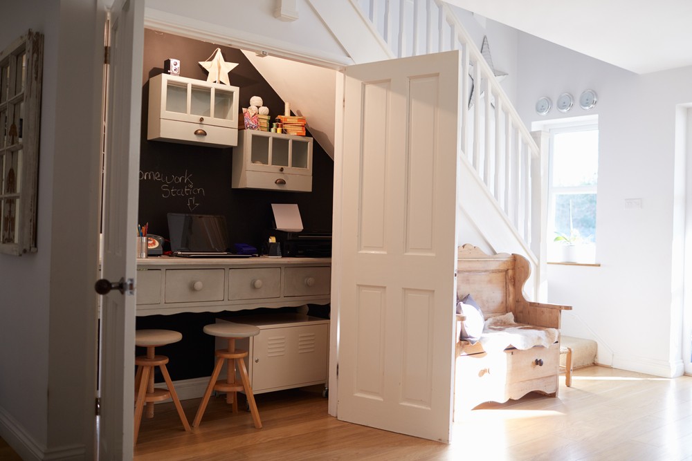 5 estanterías de escalera perfectas para decorar y ganar espacio en una  habitación pequeña