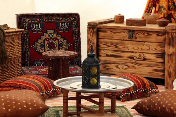 Girih aplicado a alfombras y almohadones del estilo marroquí