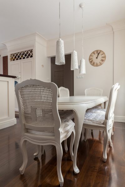 El contraste de los muebles blancos con los pisos de madera oscuros