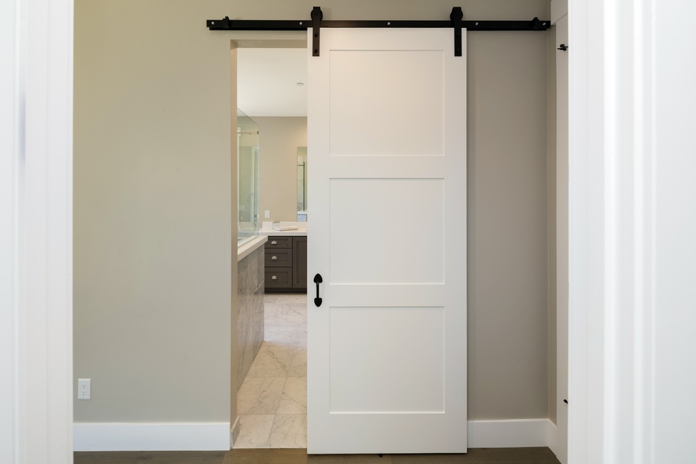 Superposición Comercial Adición Puertas correderas para el baño, imponentes y funcionales - Punto Deco